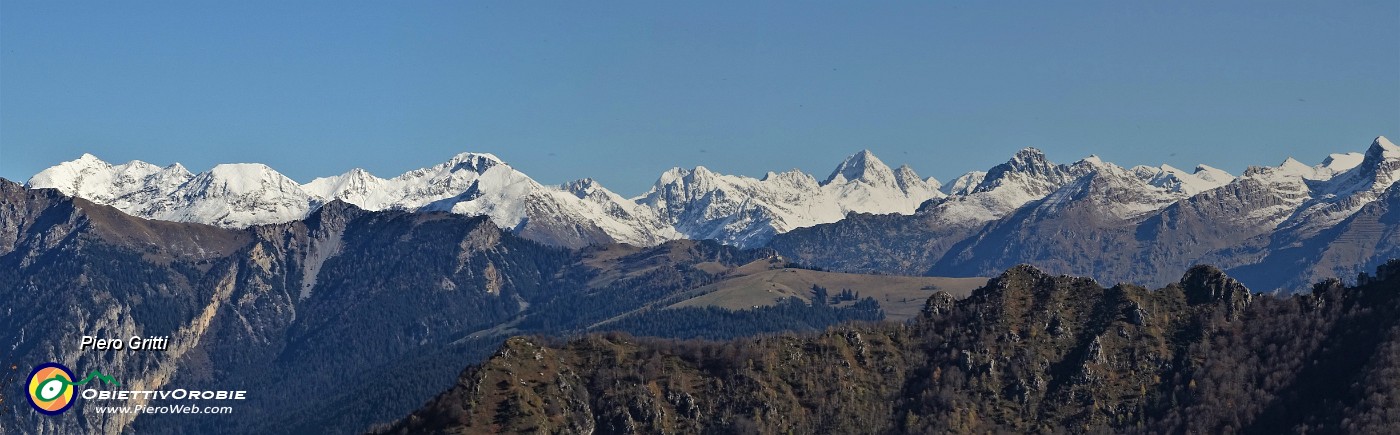 42 Vista zoomata sulle cime innevate di fresco delle Alpi Orobie.jpg